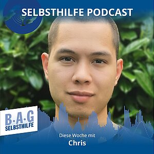Ein Werbebild für den Selbsthilfe-Podcast mit mit Chris der in diesem über seine ehrenamtliche Arbeit in einem Hospiz spricht. 