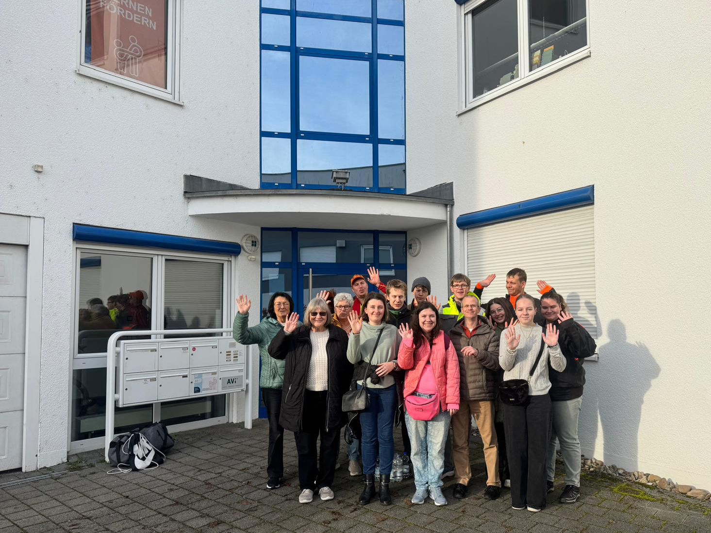 Ein Kurs für junge Leute vor der Geschäftsstelle LERNEN FÖRDERN in Remseck.
